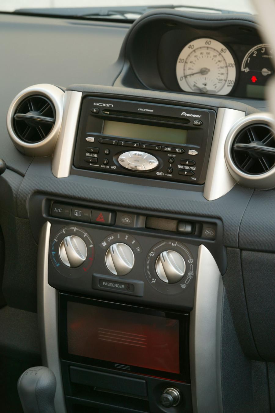 Детали интерьера Scion xA 2003 года  (фото 7 из 25)
